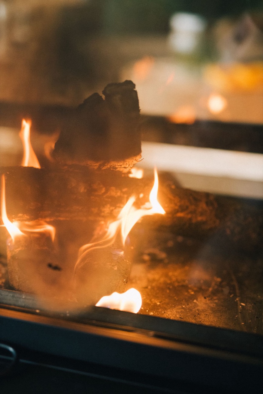 Flammes vives derrière la vitre d'un poêle à bois